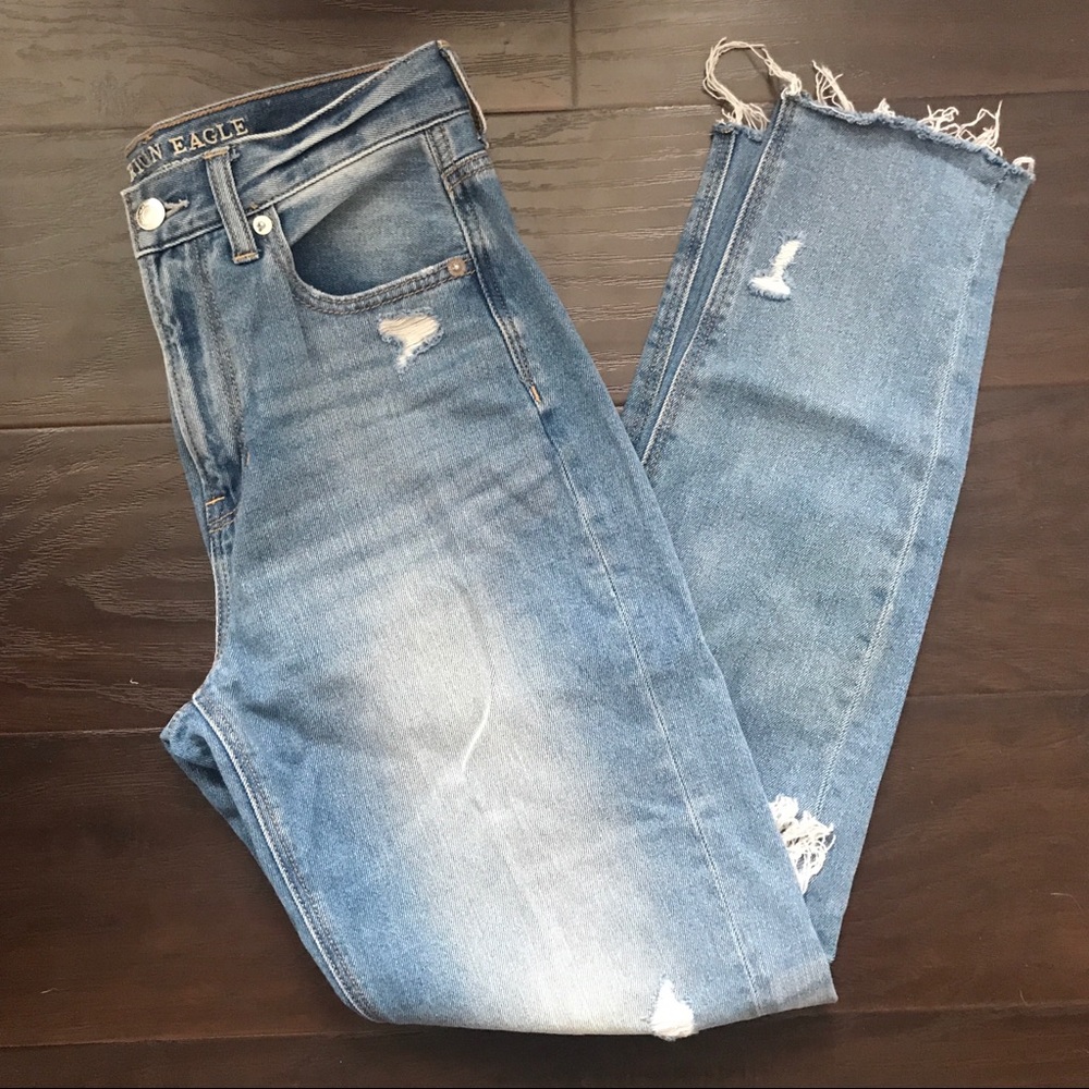 American eagle distressed mom jeans w/ holes🧚‍♂️